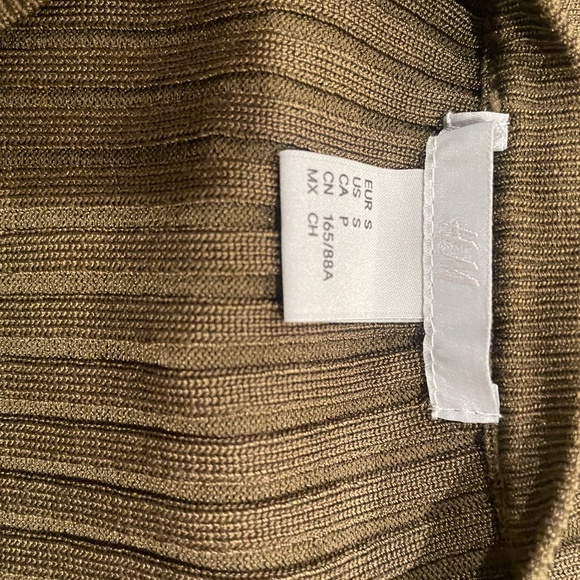 NWOT H&M army green viscose knit ribbed peplum top sweater S M - Picture 4 of 6